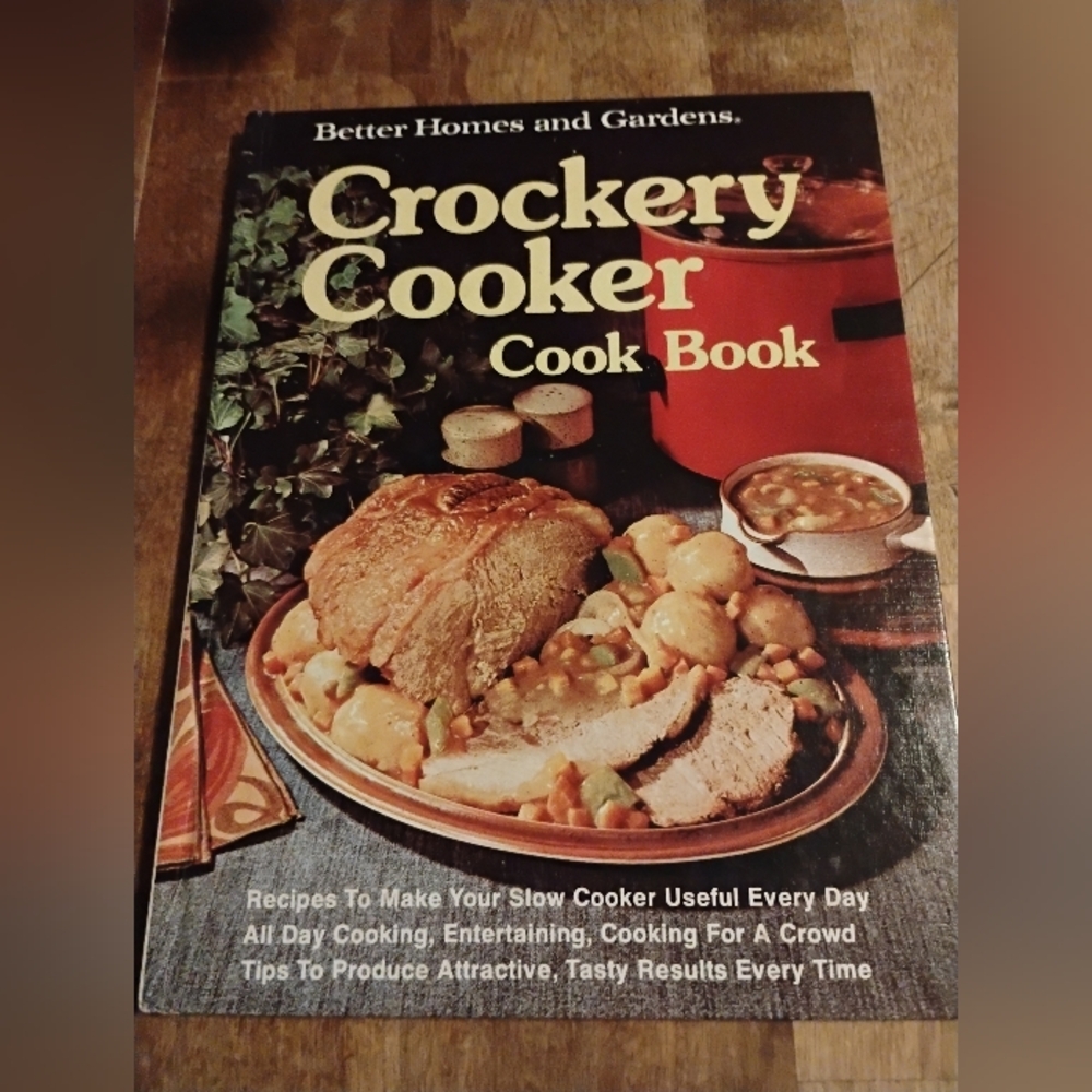 Better Homes and Gardens Crockery Cooker Cookbook - Black and Red